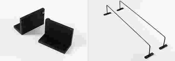 黒のパソコンの形をしたものが2つと黒いドアコの字の商品が2つある風景。