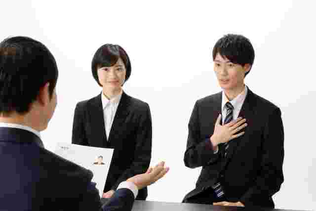 男女2人が面接を受けている様子。