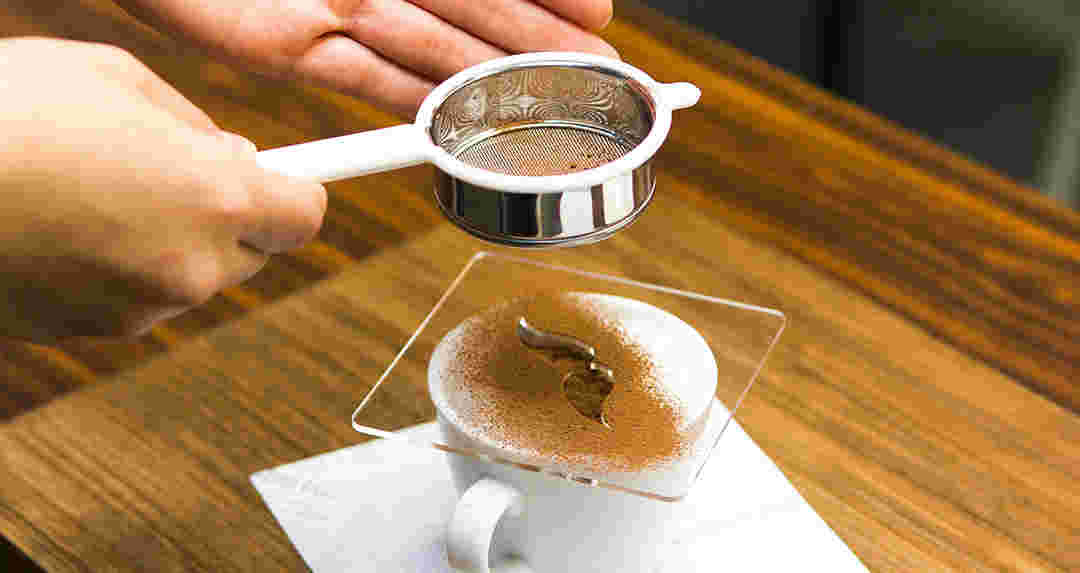 プレートを使ってカフェラテにステンシル