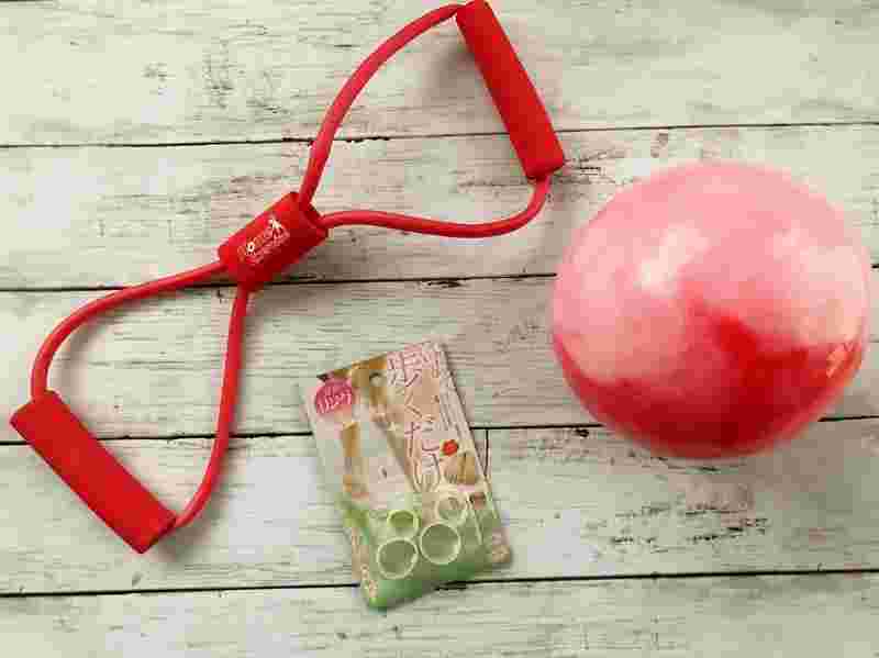 バランスボールなど、100均で手に入るダイエットグッズ