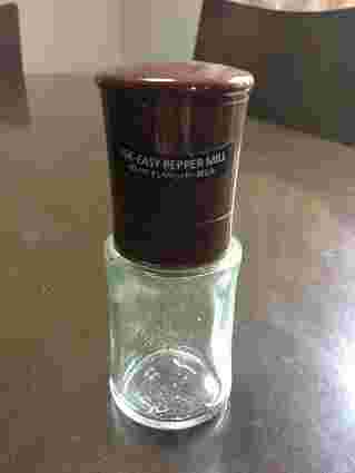 USE EASY PEPPER MILL