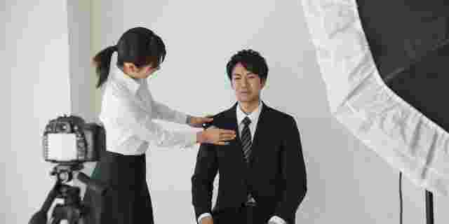 証明写真を撮っている様子
