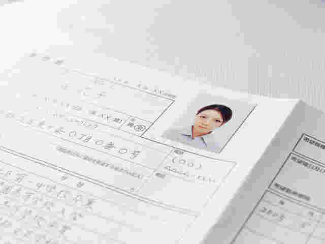 履歴書を写している様子