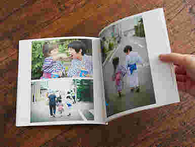 フォトアルバムに入っている写真を開いている
