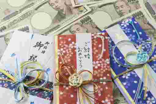 お金とご祝儀袋