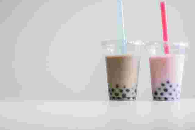 二つのタピオカドリンクが並んでいる様子