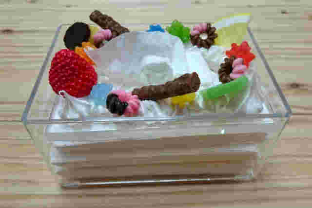 デコパーツでアレンジしたケース