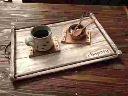 ナチュラルでおしゃれなカフェトレイとコーヒーカップ