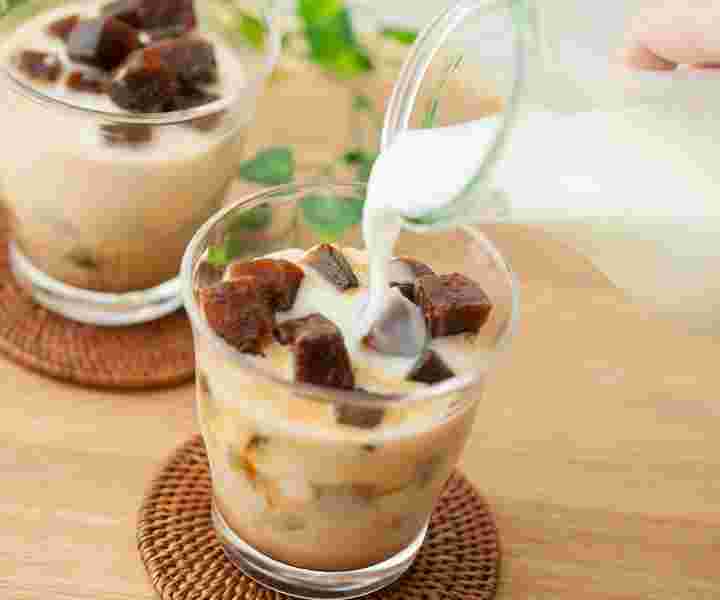 コーヒー氷に牛乳を注ぐ