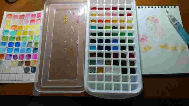 製氷皿をパレットにして絵を描く