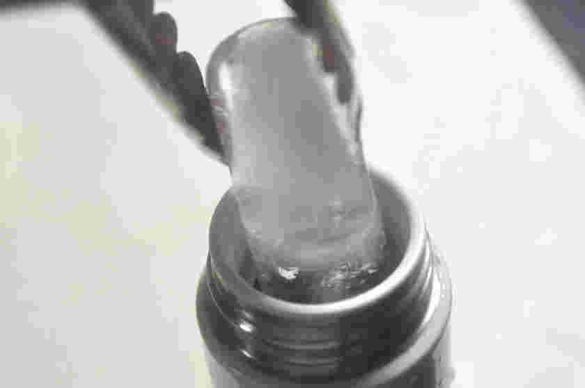 スティック氷を水筒に入れる