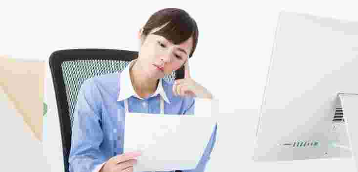 履歴書を読み返している様子
