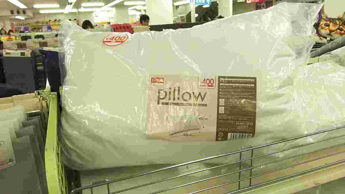 真っ白のカバーに入れられた長方形の枕が売られている店内