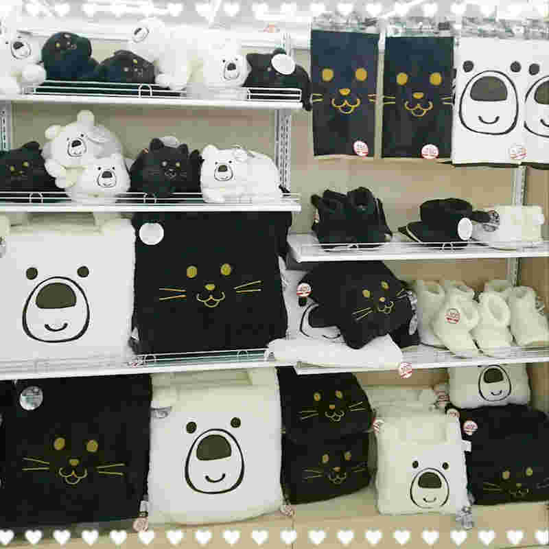 白熊と黒猫柄のインテリア商品が沢山並べられている