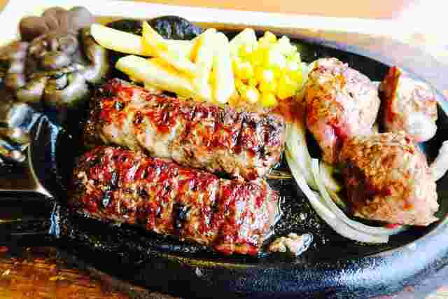 ブロンコビリーのステーキとハンバーグがセットになったメニューの見た目