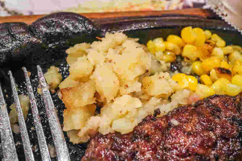 ブロンコビリーの付け合せのポテトとコーンのアップ
