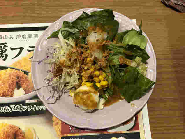 和風ドレッシングをかけたブロンコビリーのサラダ