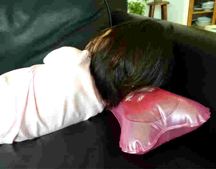 ソファーの上で横になっている少女。