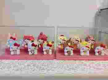 ピンク土台のコレクションケースにフィギュアを入れた様子