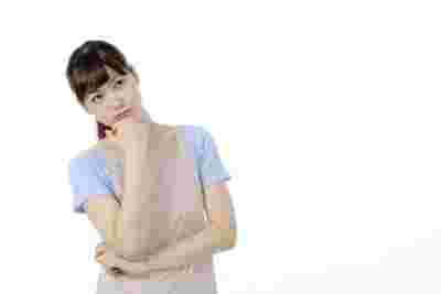 考え事をする女性