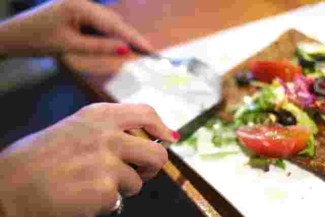 ガレットを食べようをしている様子