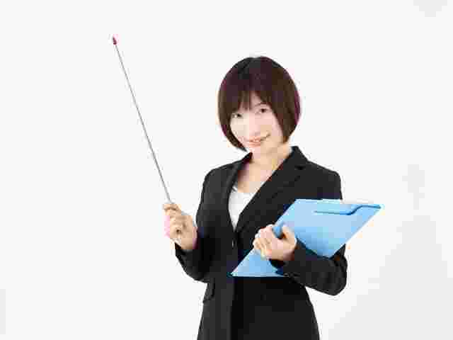 スーツ姿の女性