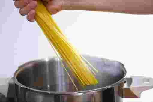 パスタをゆでる手元