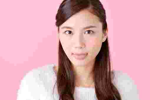 舌を出す女性