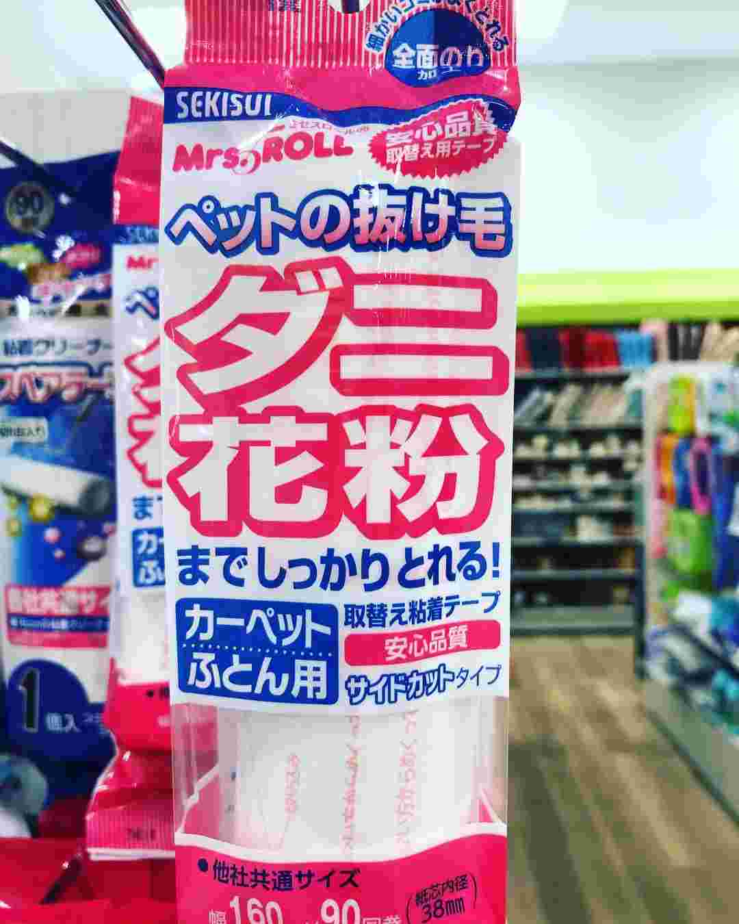 セリアのペットの抜け毛やダニ・花粉までしっかりとれるテープの様子