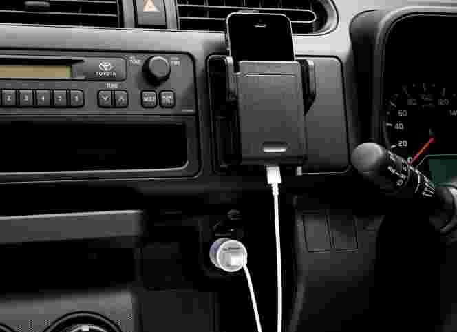 シガーソケットでスマホを充電している