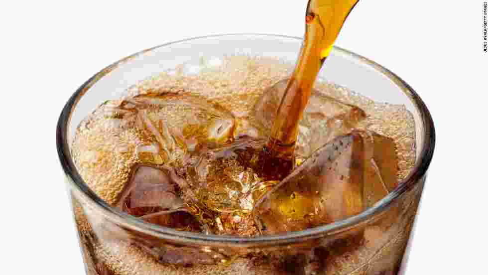 グラスにコーラを注ぐ様子