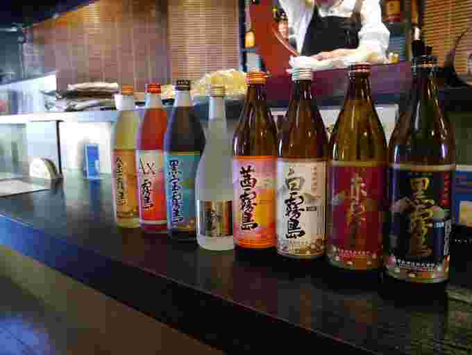 バーカウンターに並ぶ霧島シリーズの焼酎