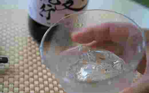 焼酎のロックを持つ右手