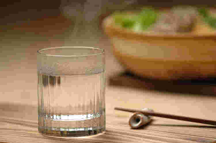 湯気が出ているお湯割りのグラス