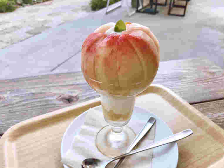 桃をまるごとのせたパフェ