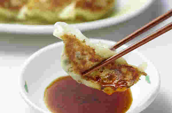 餃子をタレにつけている様子