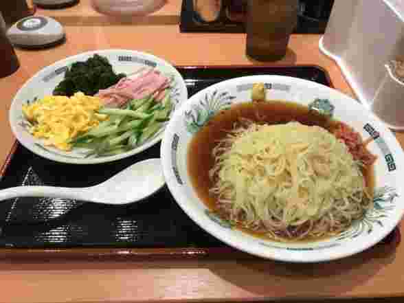 具材と麺が別々になっている冷やし中華