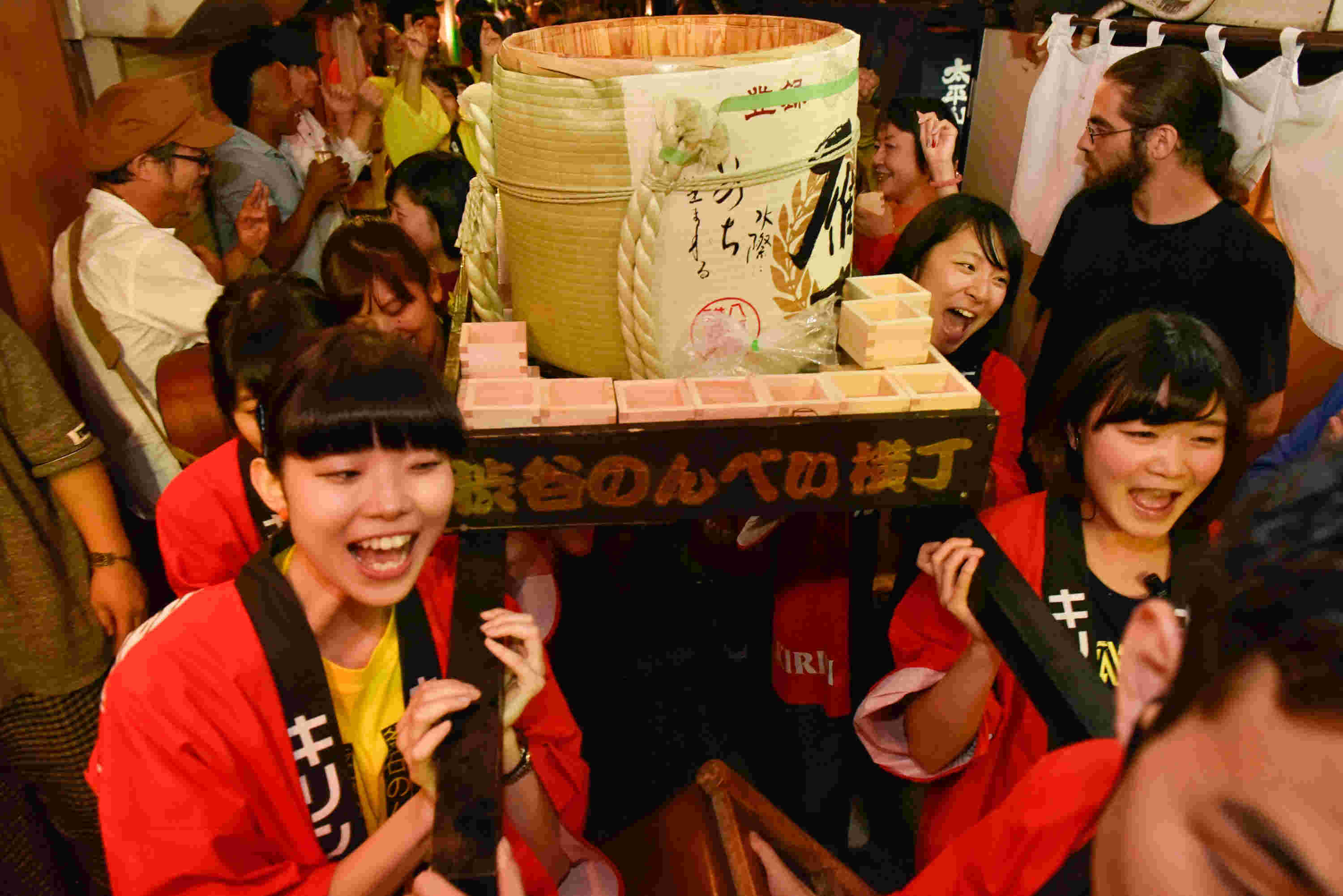 ”渋谷のんべい横丁神輿”巡業