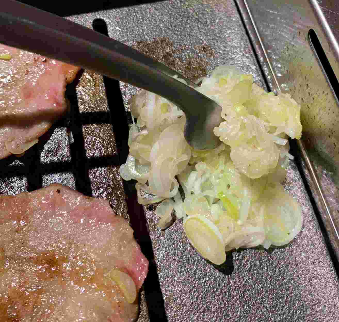 ねぎ塩のねぎを焼いている様子