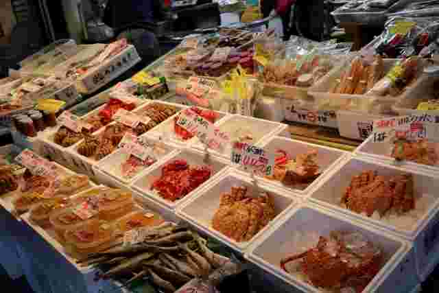 市場に売り出されているカニや魚