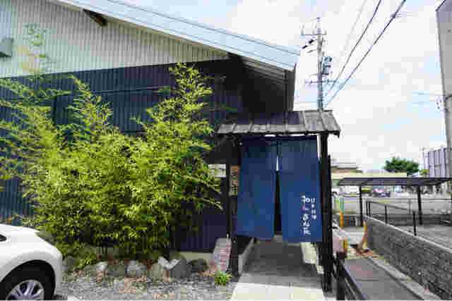 駐車場、入口の様子。