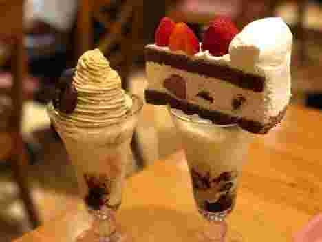 パフェの上にモンブランケーキとショートケーキをのせた様子