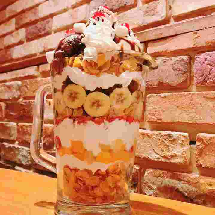ジョッキにフルーツやアイス、生クリームがぎっしりと詰まっているパフェ