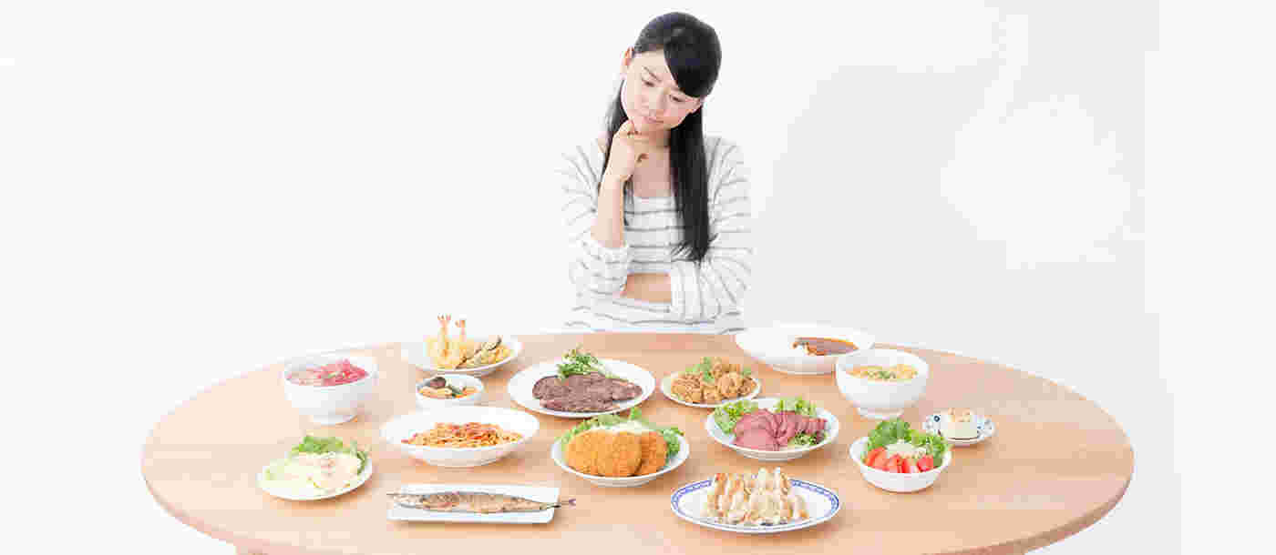 食べ物を悩む女性