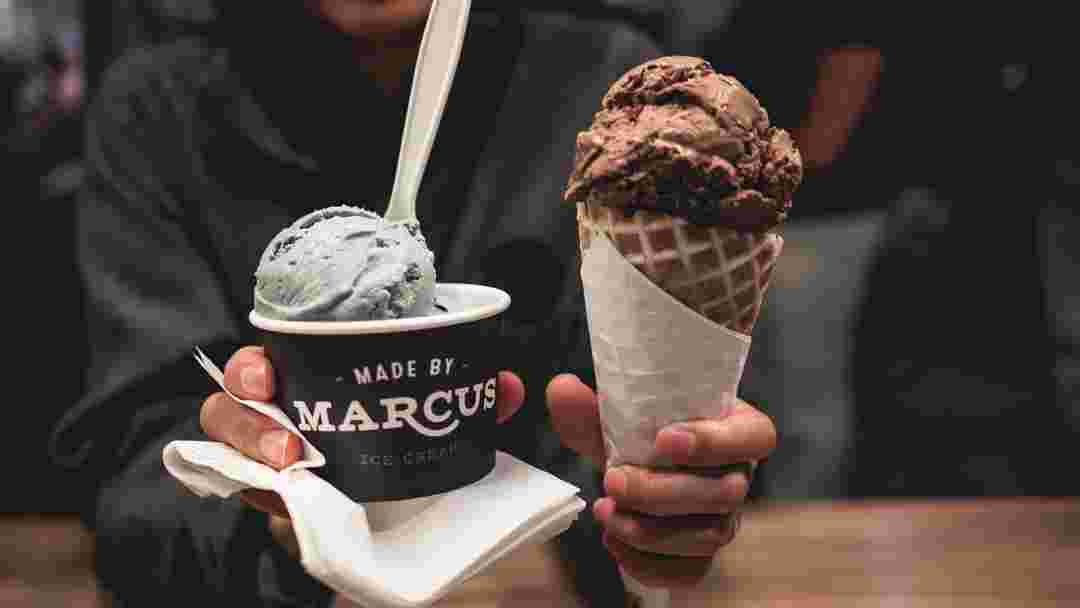 ジェラートとアイスクリームを手に持つ