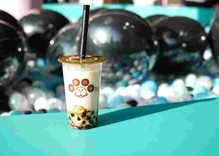 タピオカドリンクと背景にはボールプール