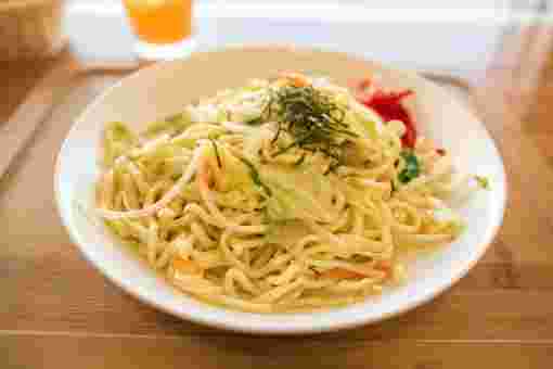 キレイに盛りつけられた塩焼きそば