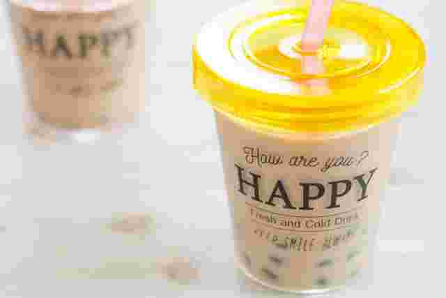 プラスチックカップに入ったタピオカミルクティー
