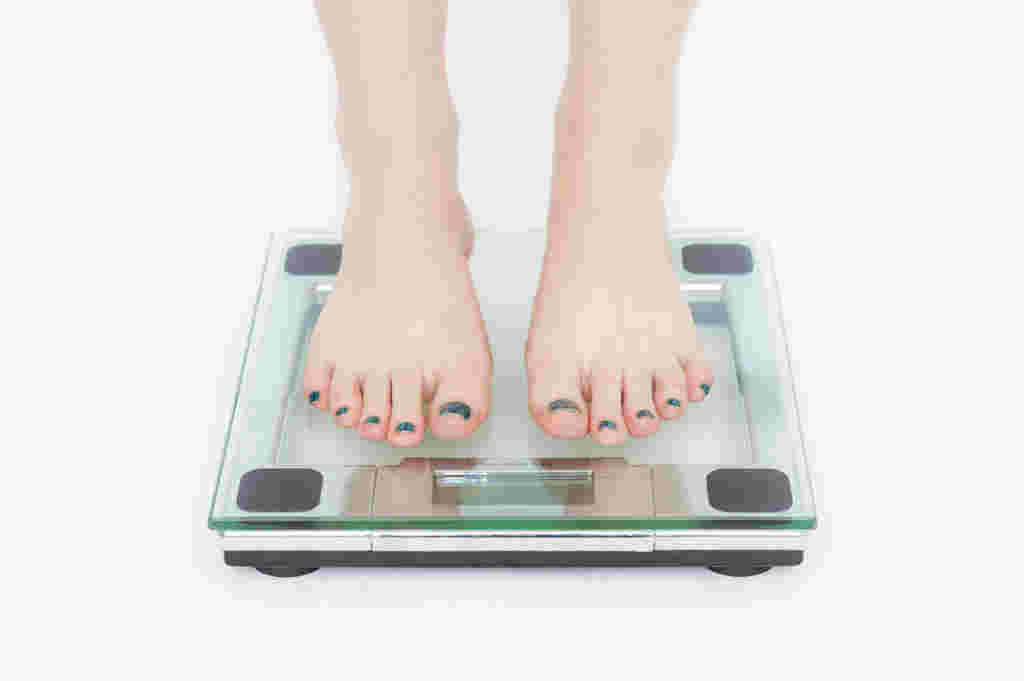 体重計に乗った女性