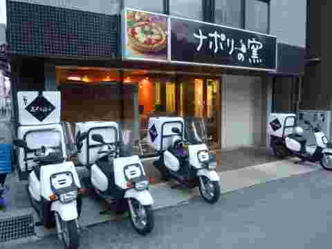 ナポリの窯の外観と停まっているバイク
